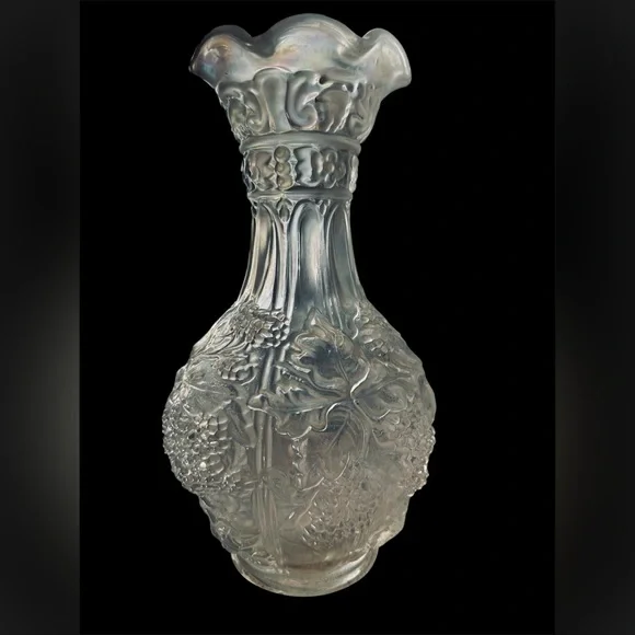 Carnival Loganberry Imperial White Glass Vase Vintage - Picture 1 of 2